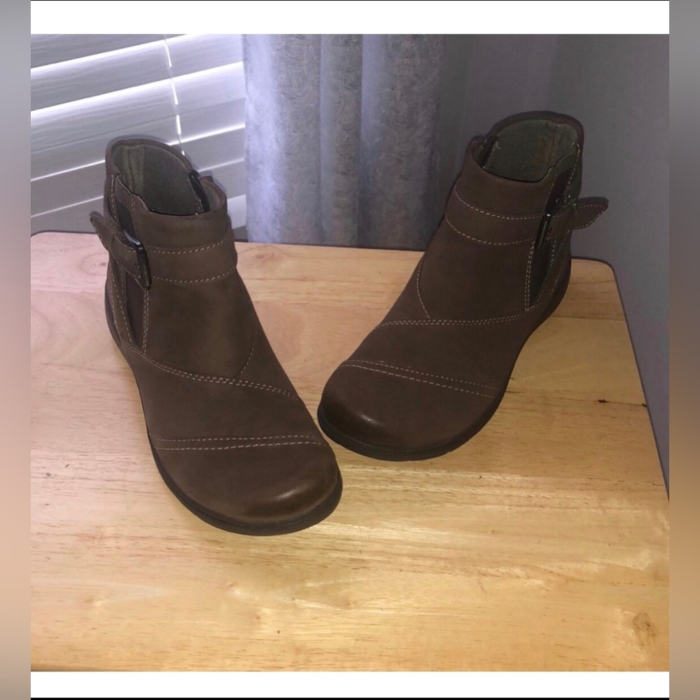NWOT Clarks Collection Carleigh Dalia Ankle
Boots Taupe Nubuck Leather 8.5 or 8 - Picture 2 of 7